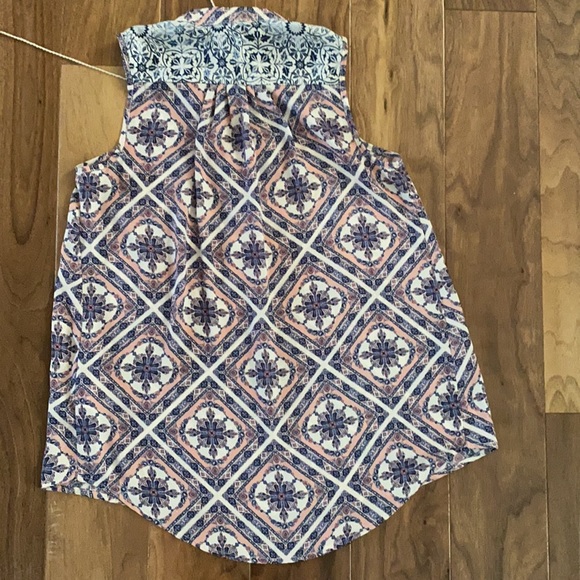 Pink and blue patterned sleeveless blouse - Picture 5 of 5